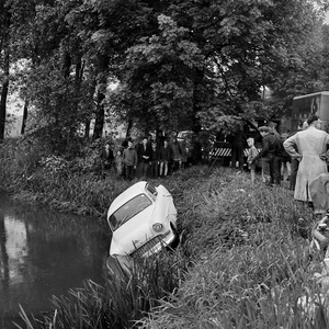 125427 Afbeelding van een te water geraakte auto in de gracht langs de Bastionweg bij het fort Blauwkapel bij Utrecht.